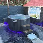 Wellness Hottub & Sauna In Het Bos Domek alpejski Putten