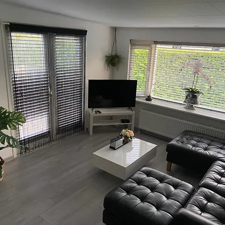 Luxe Gerenoveerde L-chalet * Putten