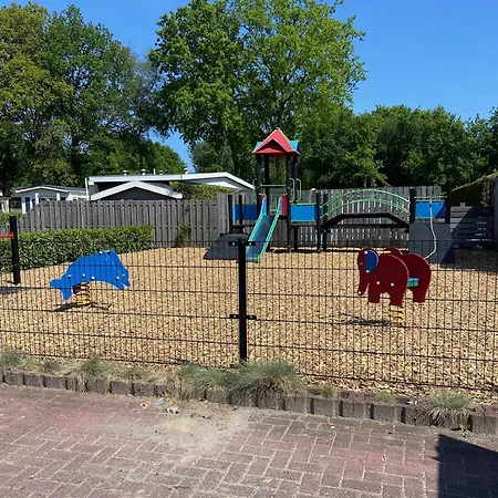 Chalet Luxe Gerenoveerde L-chalet Putten